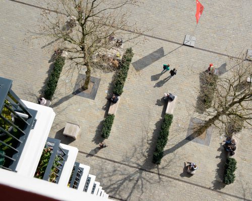 architectuurfotografie Deventer, architecture, Plein 1944 Nijmegen, van bovenaf, balkon, bankjes, bomen